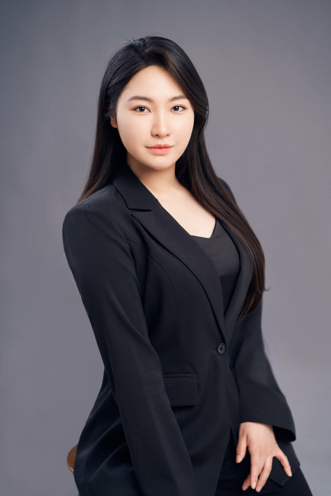 Min Ji, senior stylist